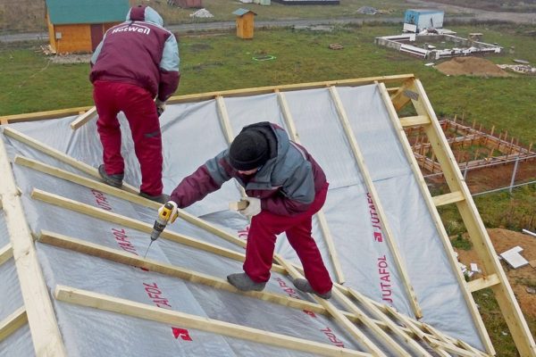 Даже на сложной крыше обрешетку можно набить своими руками.