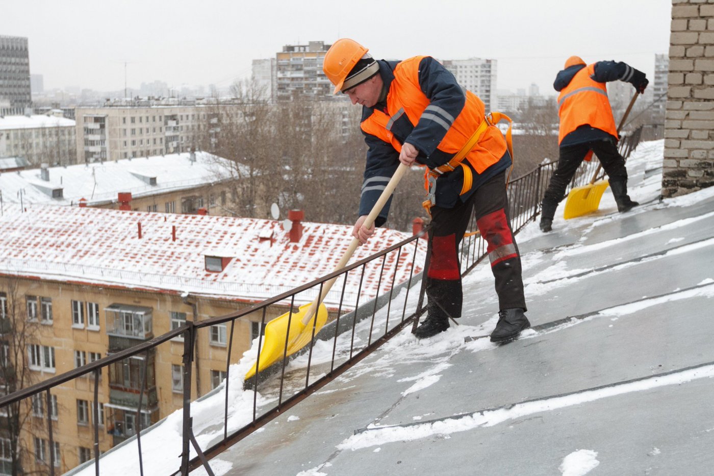 Как осуществляется очистка кровли от снега?