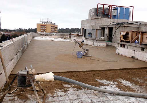 Укладка полусухой стяжки на плоской кровле: Эффективность и Преимущества